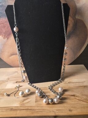 Silver-Tone Pearl Necklace and Earrings Set - Pearlescent